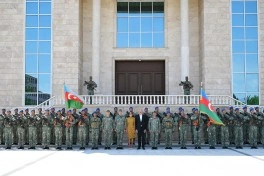 Prezident İlham Əliyev Əlahiddə Ümumqoşun Orduda yeni yaradılan komando hərbi hissələrinə Döyüş bayraqlarının verilməsi mərasimində iştirak edib - FOTO