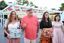 Leyla Əliyeva və Arzu Əliyeva “CandyFest” yay festivalını ziyarət edib və “Sehrli mirvari” su sirki şousunu izləyiblər - FOTO