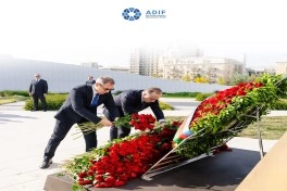 Əmanətlərin Sığortalanması Fondunun kollektivi Anım Günü ilə əlaqədar Zəfər Parkını ziyarət edib
