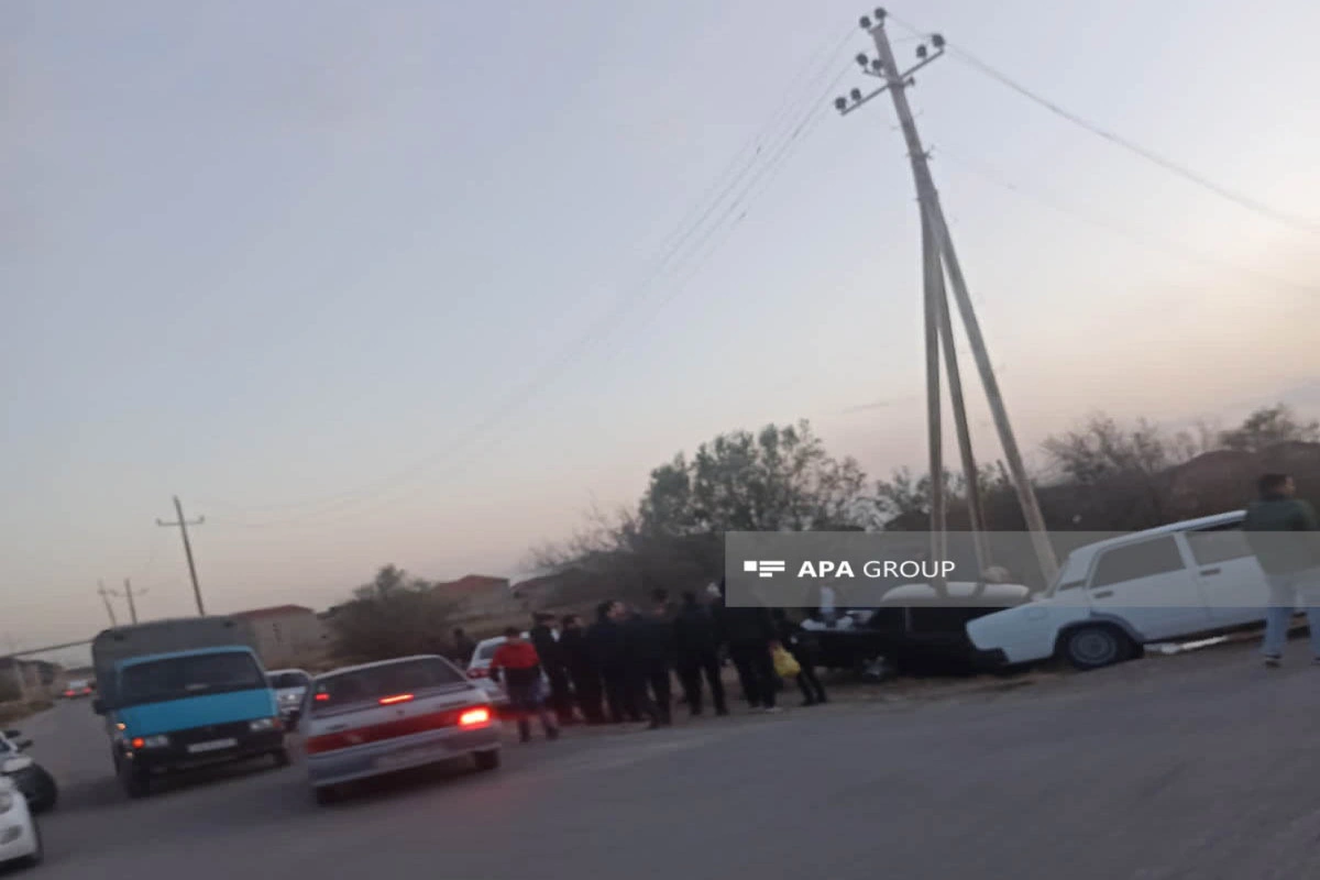Sumqayıtda "VAZ 2107" elektrik dirəyinə çırpılıb, xəsarət alanlar var - FOTO