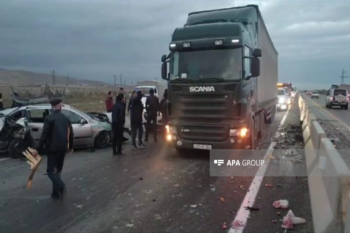 Bakı-Quba yolunda avtomobil betona çırpılıb, tıxac yaranıb - FOTO