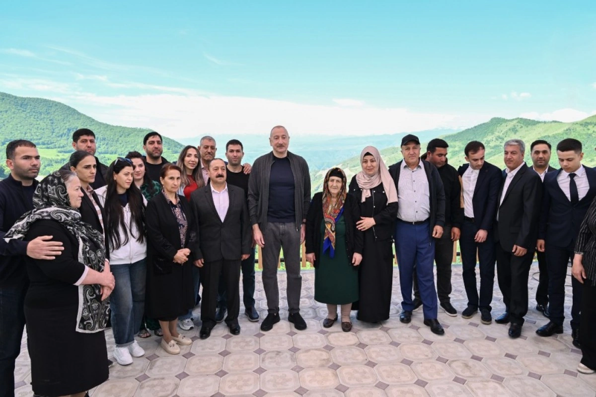 Prezident İlham Əliyev Şuşanın Böyük Qaladərəsi kəndində görülən işlərlə tanış olub, sakinlərlə görüşüb - FOTO - YENİLƏNİB