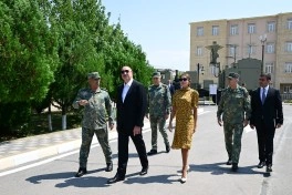 Prezident İlham Əliyev Əlahiddə Ümumqoşun Orduda yeni yaradılan komando hərbi hissələrinə Döyüş bayraqlarının verilməsi mərasimində iştirak edib - FOTO