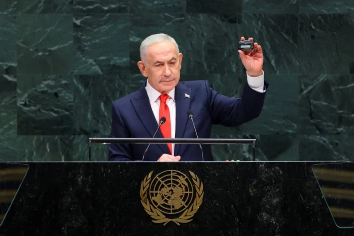 Netanyahu BMT-də peycer nümayiş etdirərək “Hizbullah” əməliyyatını xatırladıb