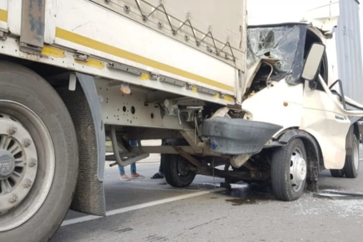 Yevlaxda iki yük maşını toqquşub