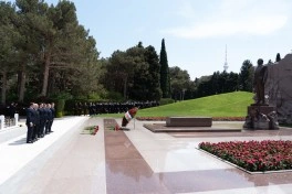 Ədliyyə Nazirliyinin kollektivi Ulu Öndər Heydər Əliyevin məzarını ziyarət edib