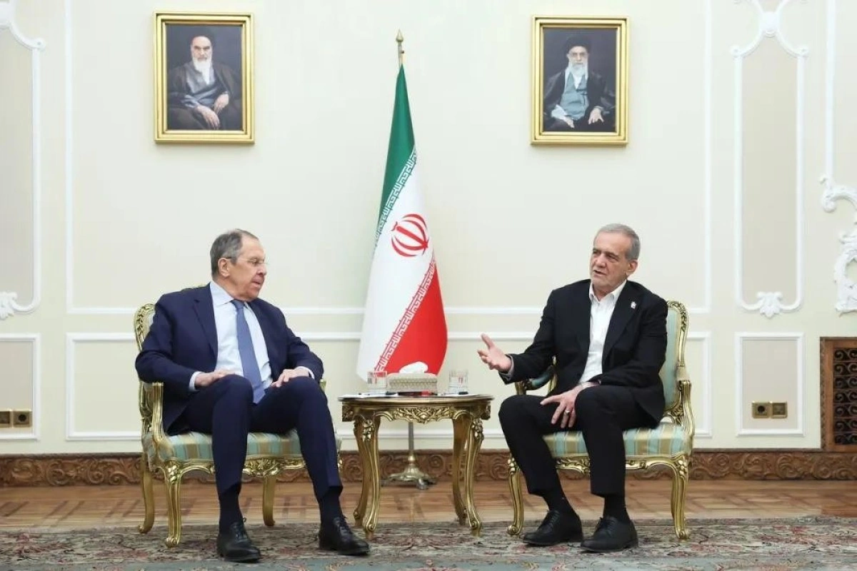 Pezeşkian Lavrovla regional və beynəlxalq məsələləri müzakirə edib