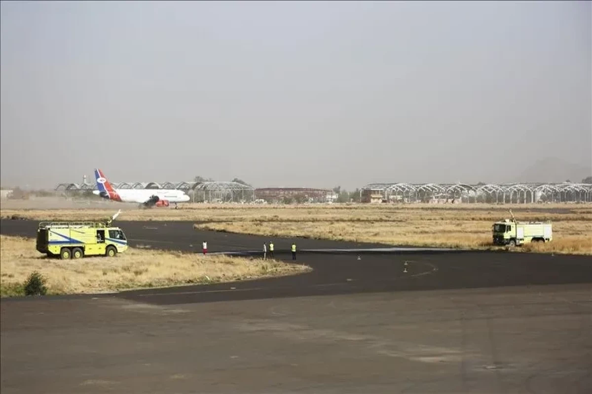 Yəmən ordusu İran təyyarəsinin enişini dayandırmaq üçün Səna aeroportunun uçuş-enmə zolağını vurub - YENİLƏNİB
