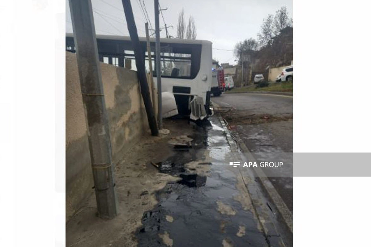 Bakıda qəzaya düşən avtobus evin damına çıxıb - FOTO - VİDEO