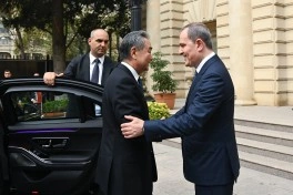 Ceyhun Bayramov Çinin xarici işlər naziri ilə görüşüb