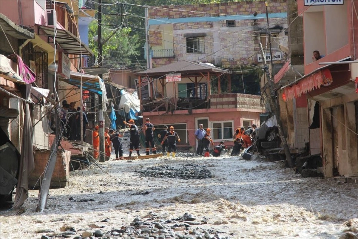 Türkiyədə sel nəticəsində uçan evdə 1 nəfər ölüb, 3 nəfər yaralanıb