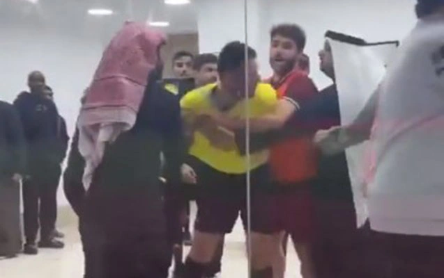 Hakimlə futbolçular arasında əlbəyaxa dava  - Video