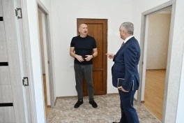 Prezident Xocalıda hərbçilər üçün nəzərdə tutulan fərdi evlərdə yaradılmış şəraitlə tanış olub - FOTO