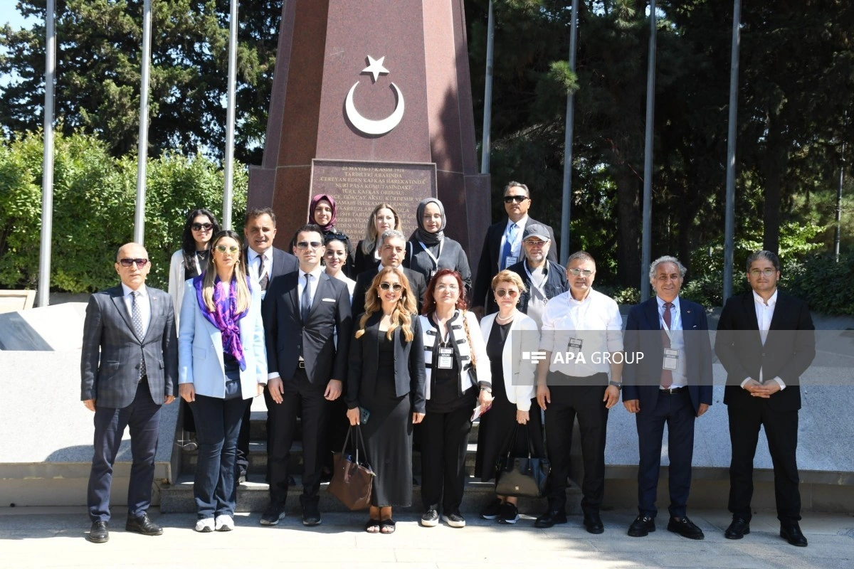 Türkiyə nümayəndə heyəti Şəhidlər xiyabanı və Türk şəhidliyini ziyarət edib - FOTO