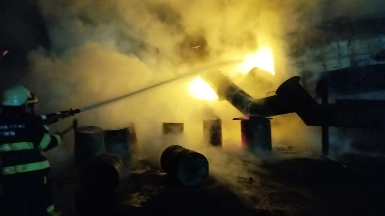 Gəncədə mazut və yağ çəlləkləri yandı  - Video