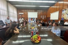 Akko meri Albert Aqarunovun xatirəsinin əbədiləşdirilməsi haqqında sertifikatı qardaşına təqdim edib - FOTO