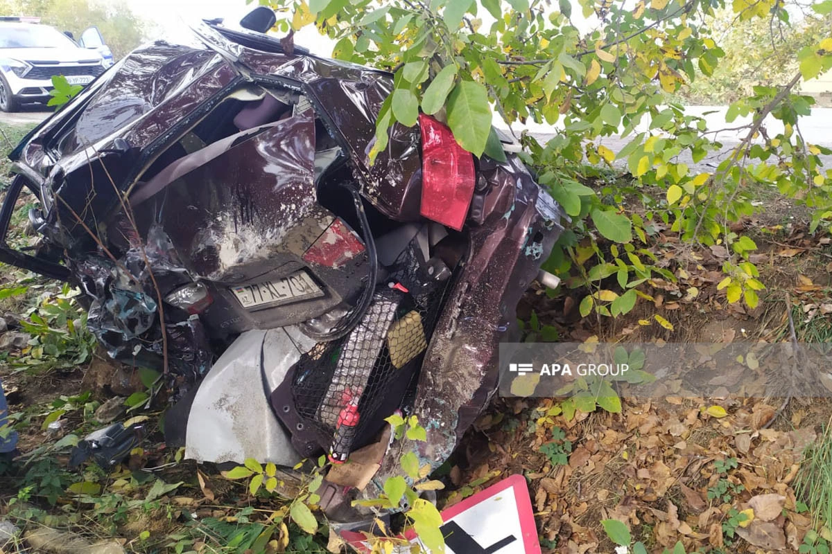 Şabranda yük və minik avtomobili toqquşub, ana və qızı xəsarət alıb - FOTO