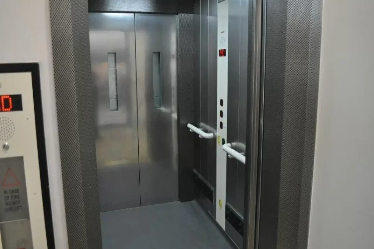 Bakıda kooperativ binalarda 1000-ə qədər lift dəyişdirilməlidir, Əli Əhmədov hökuməti vəsait ayırmağa çağırıb