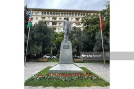 Bakıda Atatürkün heykəli ziyarət olunub - FOTO