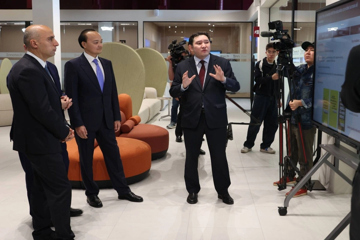 Emin Əmrullayev qazaxıstanlı həmkarı ilə görüşüb