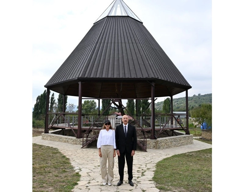 Prezident Şamaxıda Pir Ömər Sultan ziyarətgahında aparılan konservasiya işləri ilə tanış olub - YENİLƏNİB - FOTO