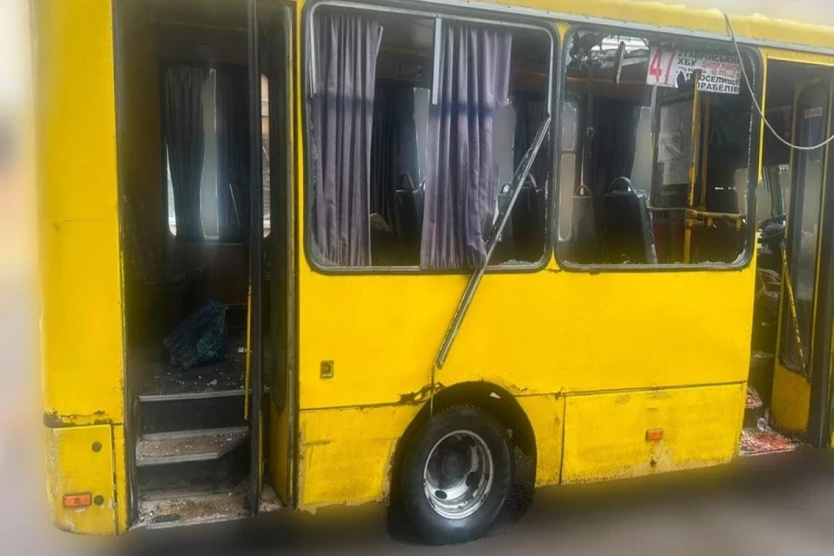 Rusiya Xersonda avtobusu dronla vurub: 4 nəfər ölüb, 5 yaralı var - FOTO