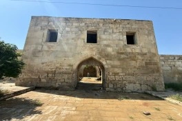 Səngəçal karvansarasına ziyan vurulub, hadisəni törətmiş şəxslər məsuliyyətə cəlb olunacaq - FOTO