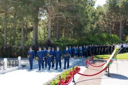 AZAL kollektivi və mülki aviasiyanın nümayəndələri Fəxri xiyabanı ziyarət edib
