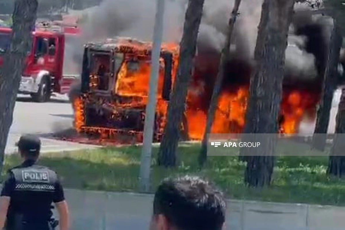Bakıda avtovağzalın yaxınlığında avtobus yanıb - FOTO - VİDEO