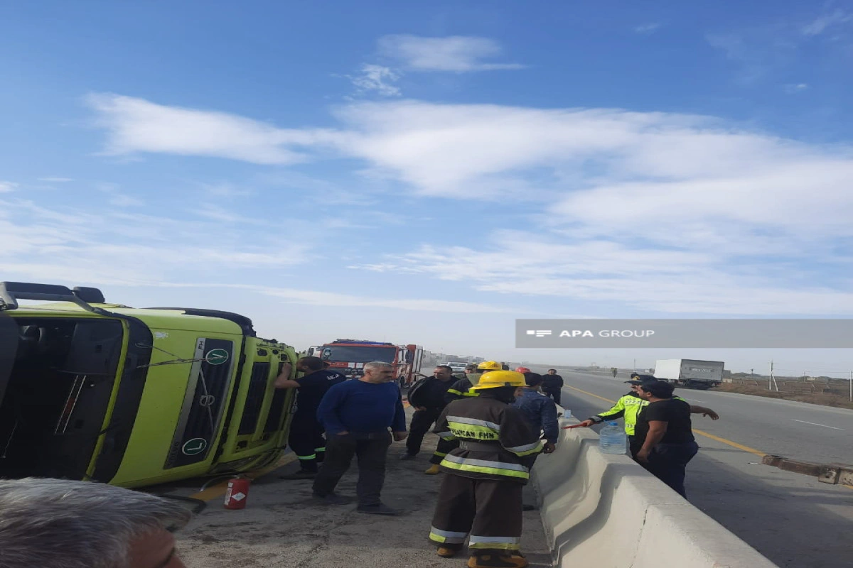 Bakı-Qazax yolunda TIR aşıb, yanacaq yola dağılıb - FOTO