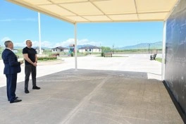 Prezident Xocalıda hərbçilər üçün nəzərdə tutulan fərdi evlərdə yaradılmış şəraitlə tanış olub - FOTO