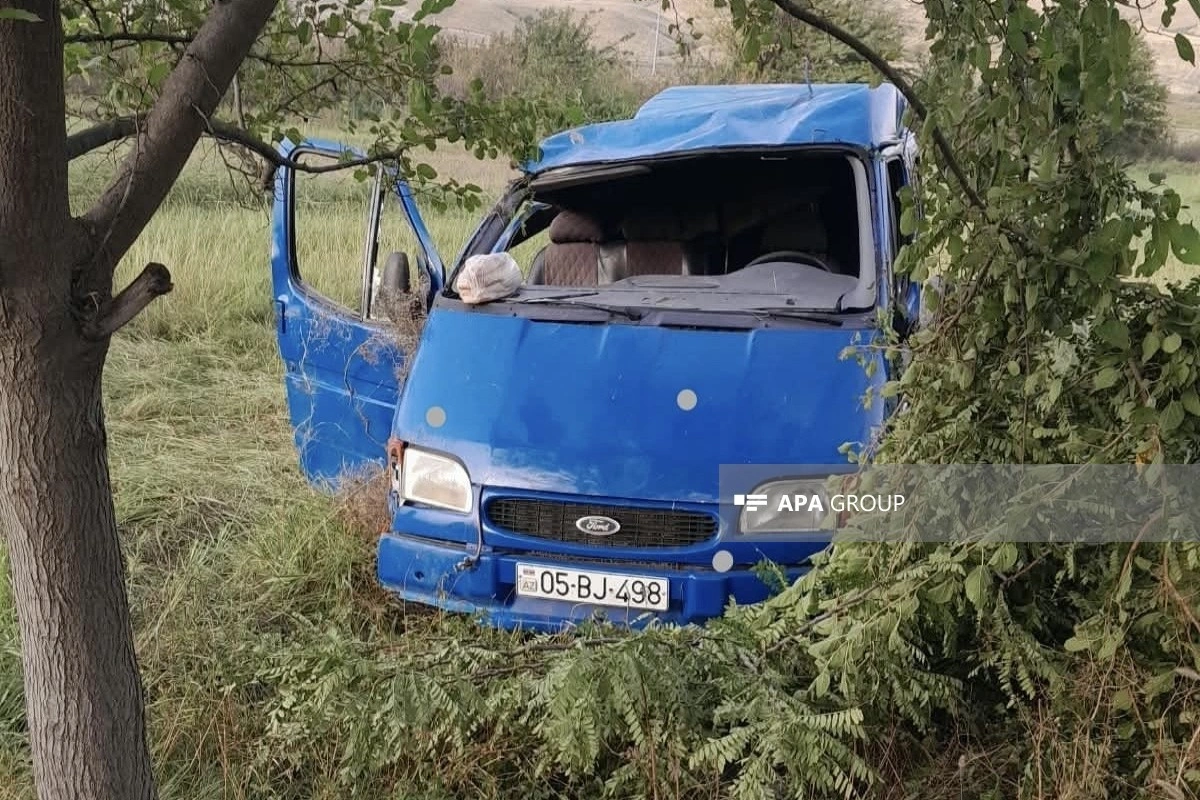 Ağstafada fəhlələri daşıyan mikroavtobus aşıb, 4 nəfər xəsarət alıb - FOTO