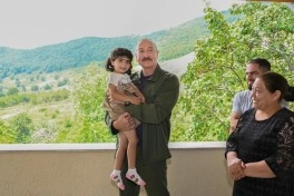 Prezident İlham Əliyev Şuşanın Kiçik Qaladərəsi kəndində görülən işlərlə tanış olub və kəndə qayıdan sakinlərlə görüşüb - FOTO - YENİLƏNİB