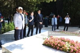 Milli Musiqi Günü münasibətilə I Fəxri xiyabanda Üzeyir Hacıbəylinin məzarı ziyarət edilib - FOTO