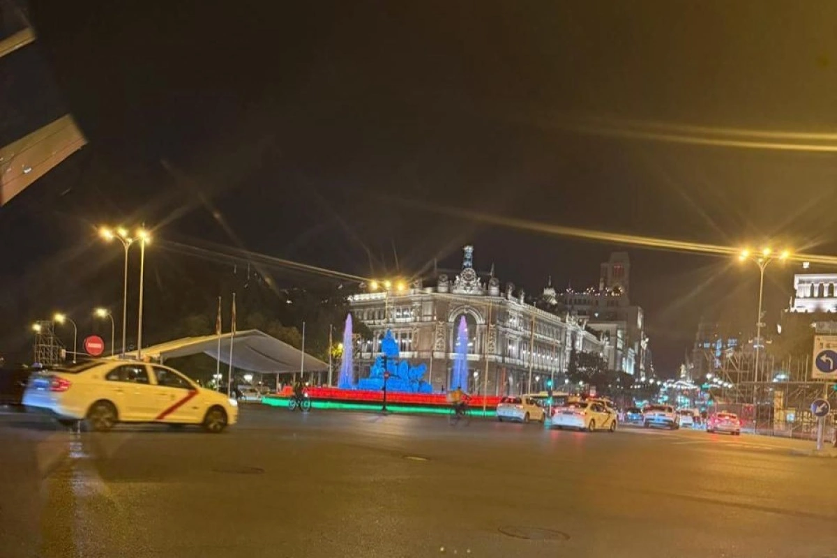 Madridin “Cibeles” fəvvarəsi Azərbaycan Bayrağı rənglərində işıqlandırılıb