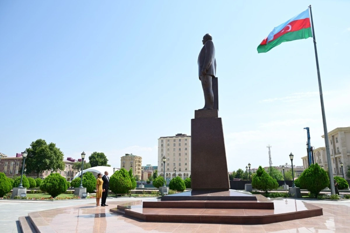 Prezident İlham Əliyev Ümummilli Lider Heydər Əliyevin Naxçıvan şəhərindəki abidəsini ziyarət edib - VİDEO