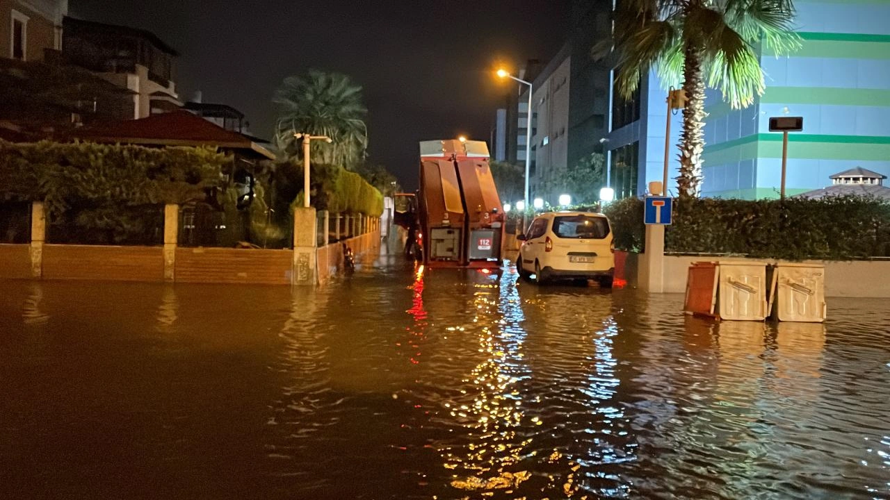 İzmirdə dəniz daşdı,küçələr su altında qaldı  - Fotolar