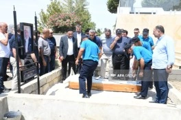 Çingiz Əlioğlu “Qurd qapısı” qəbiristanlığında dəfn edilib - FOTO
