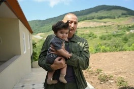 Prezident İlham Əliyev Şuşanın Kiçik Qaladərəsi kəndində görülən işlərlə tanış olub və kəndə qayıdan sakinlərlə görüşüb - FOTO
