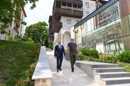 Prezident Şuşanın Qarabağ küçəsində həyata keçirilmiş işlərlə tanış olub