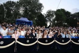 Leyla Əliyeva və Arzu Əliyeva “CandyFest” yay festivalını ziyarət edib və “Sehrli mirvari” su sirki şousunu izləyiblər - FOTO