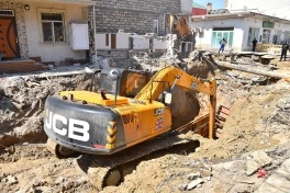 Keşlədə çökən kollektorun qəzalı hissəsi dəyişdirilir