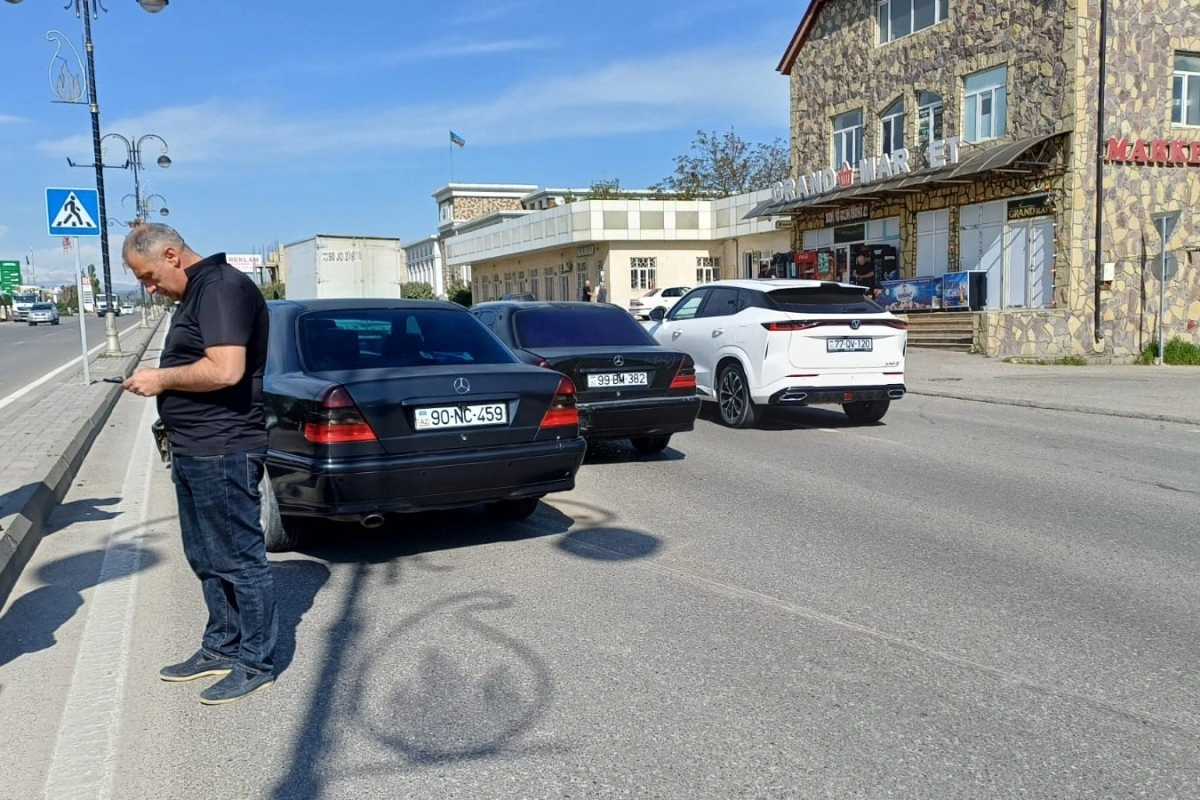 Qubada iki avtomobil toqquşub