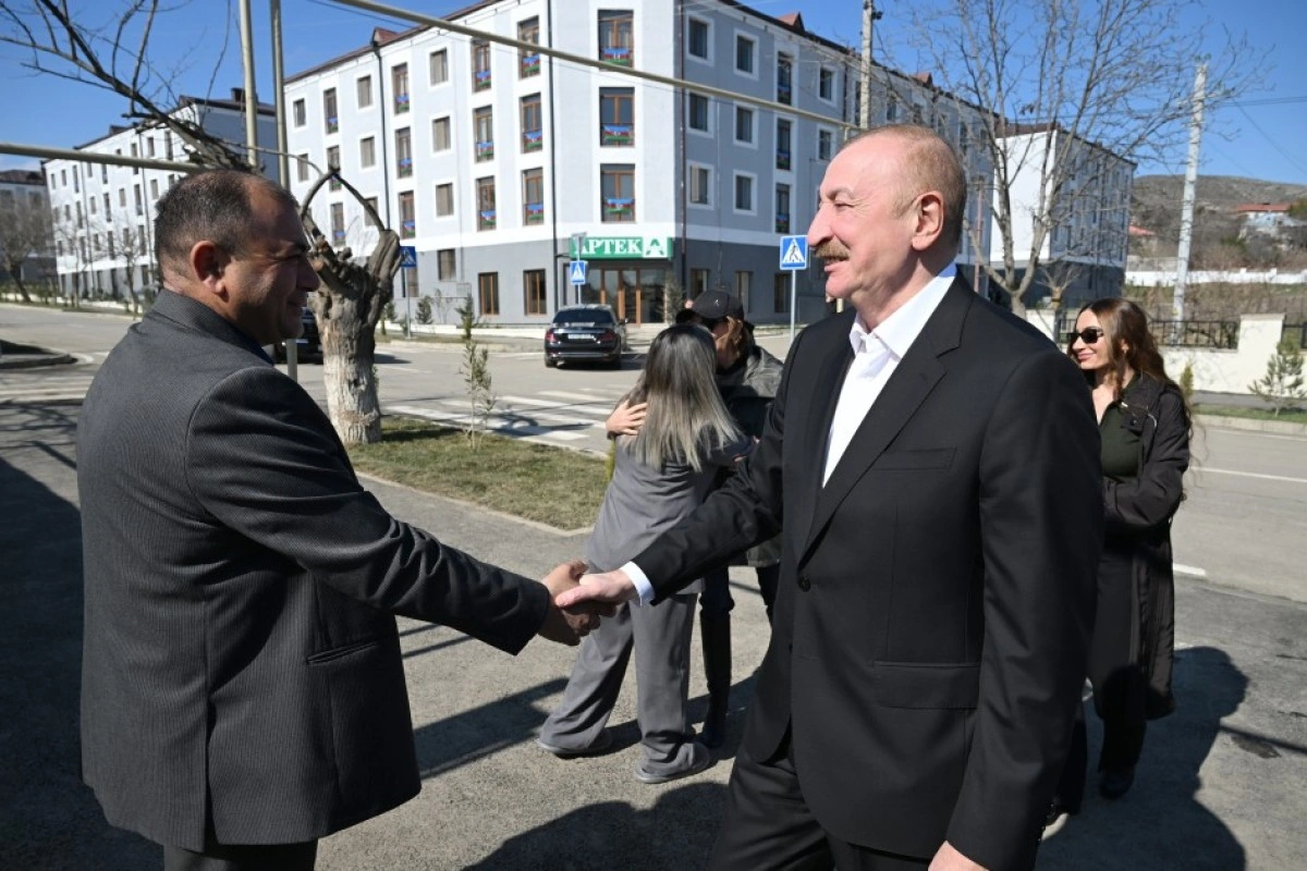 Prezident Xocavənd şəhərində görülmüş işlərlə tanış olub, sakinlərlə görüşüb - YENİLƏNİB